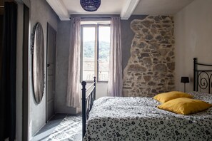 Habitación doble (Carignan) | Decoración personalizada y muebles diferentes