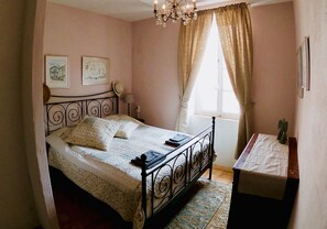 Apartment (Muscat) | Individually decorated, individually furnished, iron/ironing board - Chez Amis B&B (Saint-Nazaire-de-Ladarez)