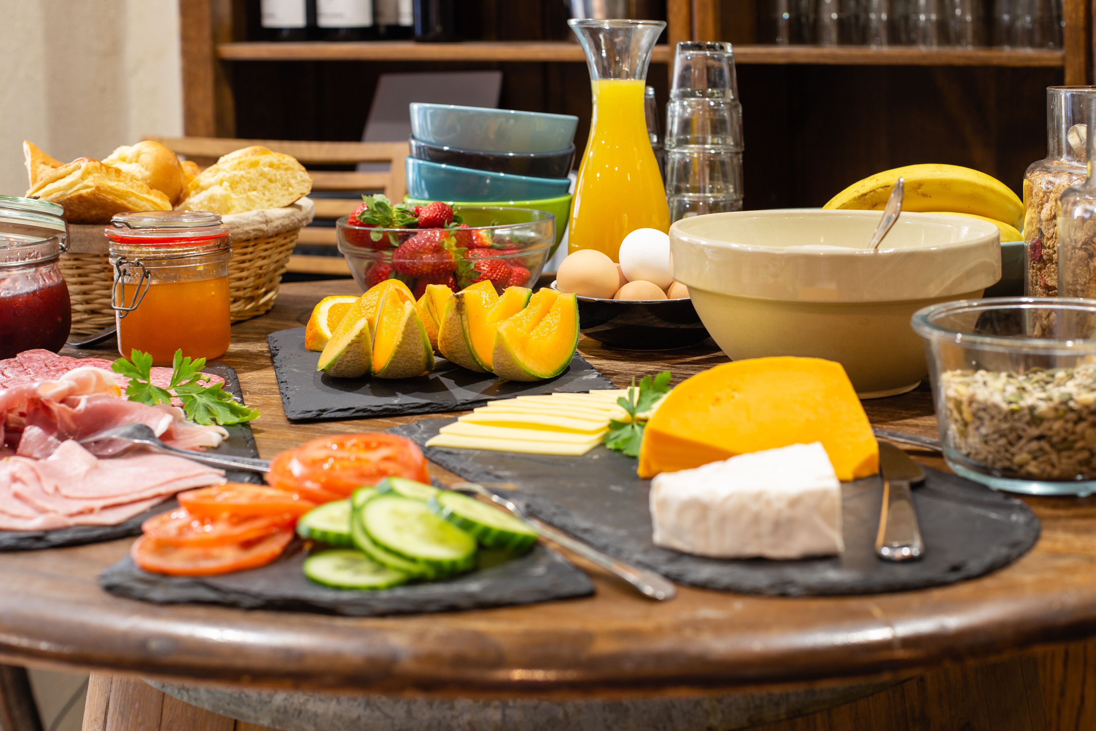 Un buffet de petit-déjeuner proposant une variété de plats et de boissons.