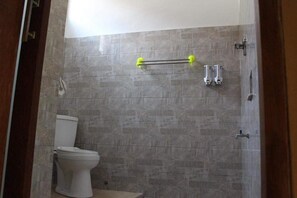 Basic Room | Bathroom | Shower, free toiletries, towels - Klipes Guest House (Canggu)