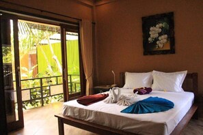 Basic Room | Desk, free WiFi, bed sheets - Klipes Guest House (Canggu)