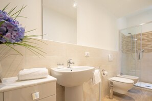 Shower, hair dryer, bidet, towels - An apartment right in the heart of Florence by Mmega (Firenze)