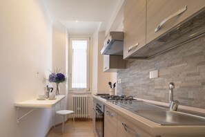 Réfrigérateur, four, plaque de cuisson, cafetière/bouilloire