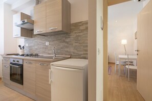 Fridge, oven, stovetop, coffee/tea maker