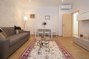 Living area - An apartment right in the heart of Florence by Mmega (Firenze)