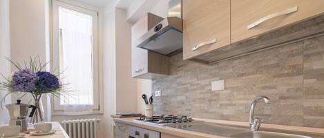 Réfrigérateur, four, plaque de cuisson, cafetière/bouilloire