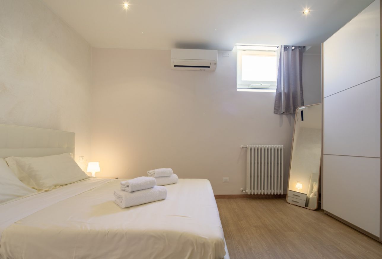 1 habitación, escritorio, tabla de planchar con plancha y wifi 