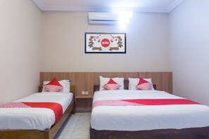 Desk, free WiFi, bed sheets - Hotel O Srikandi Hotel (Pacitan)