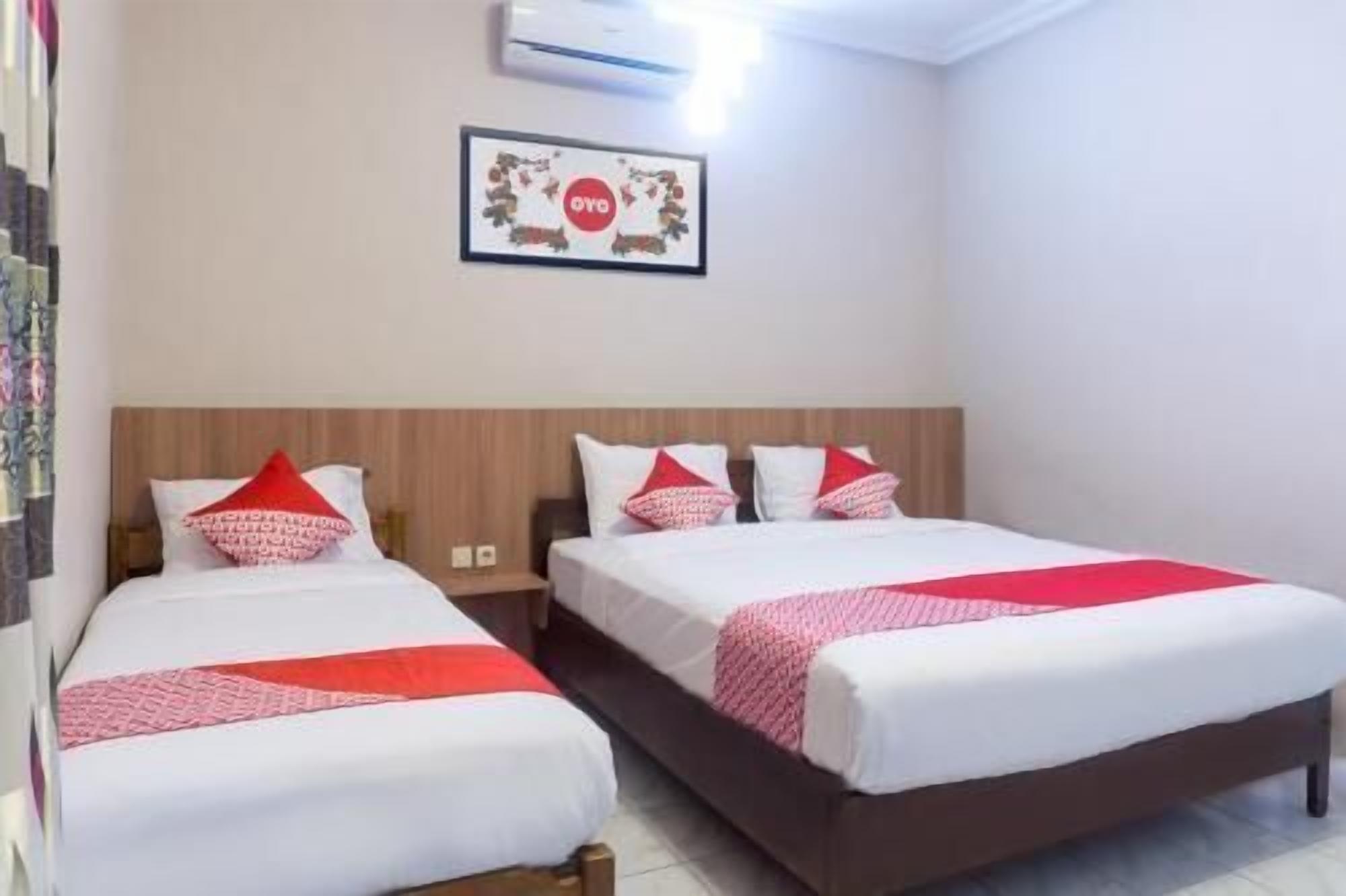 Escritorio, wifi gratis y ropa de cama 