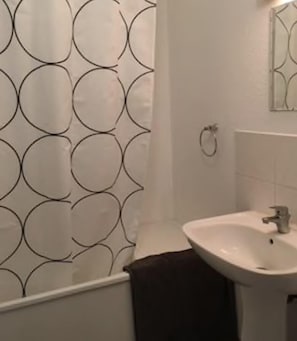 Sèche-cheveux, serviettes fournies, papier toilette