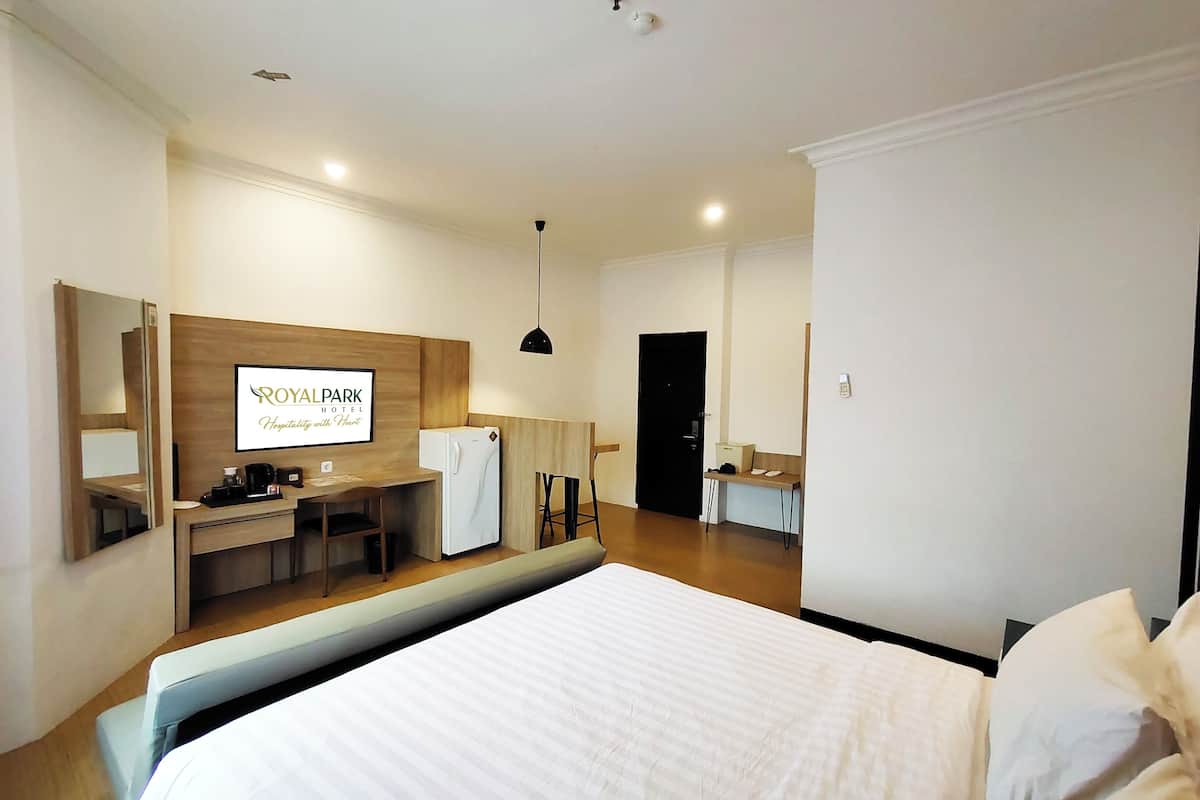Family Suite | 1 bedroom, desk, laptop workspace, free WiFi