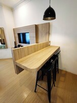 Escritorio, espacio para trabajar con laptop y wifi gratis 