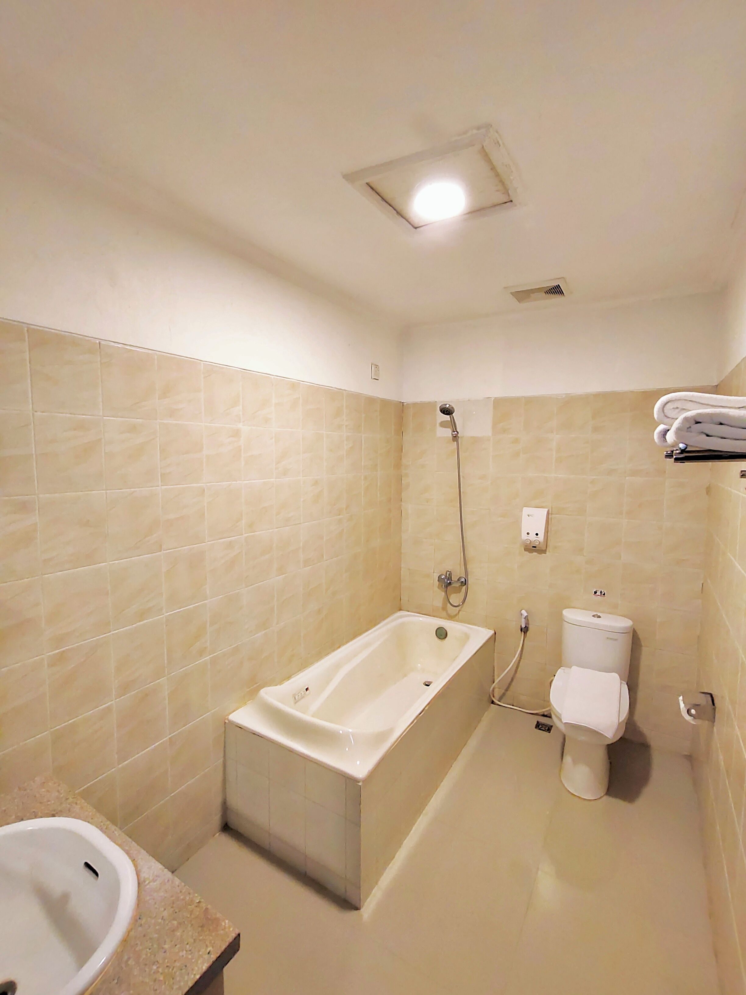 جناح عا ئلي | حمام | مستلزمات مجانية للعناية الشخصية، خف للقدمين، مراحيض شطف، مناشف