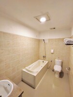 Artículos de tocador gratuitos, pantuflas, bidet, toallas