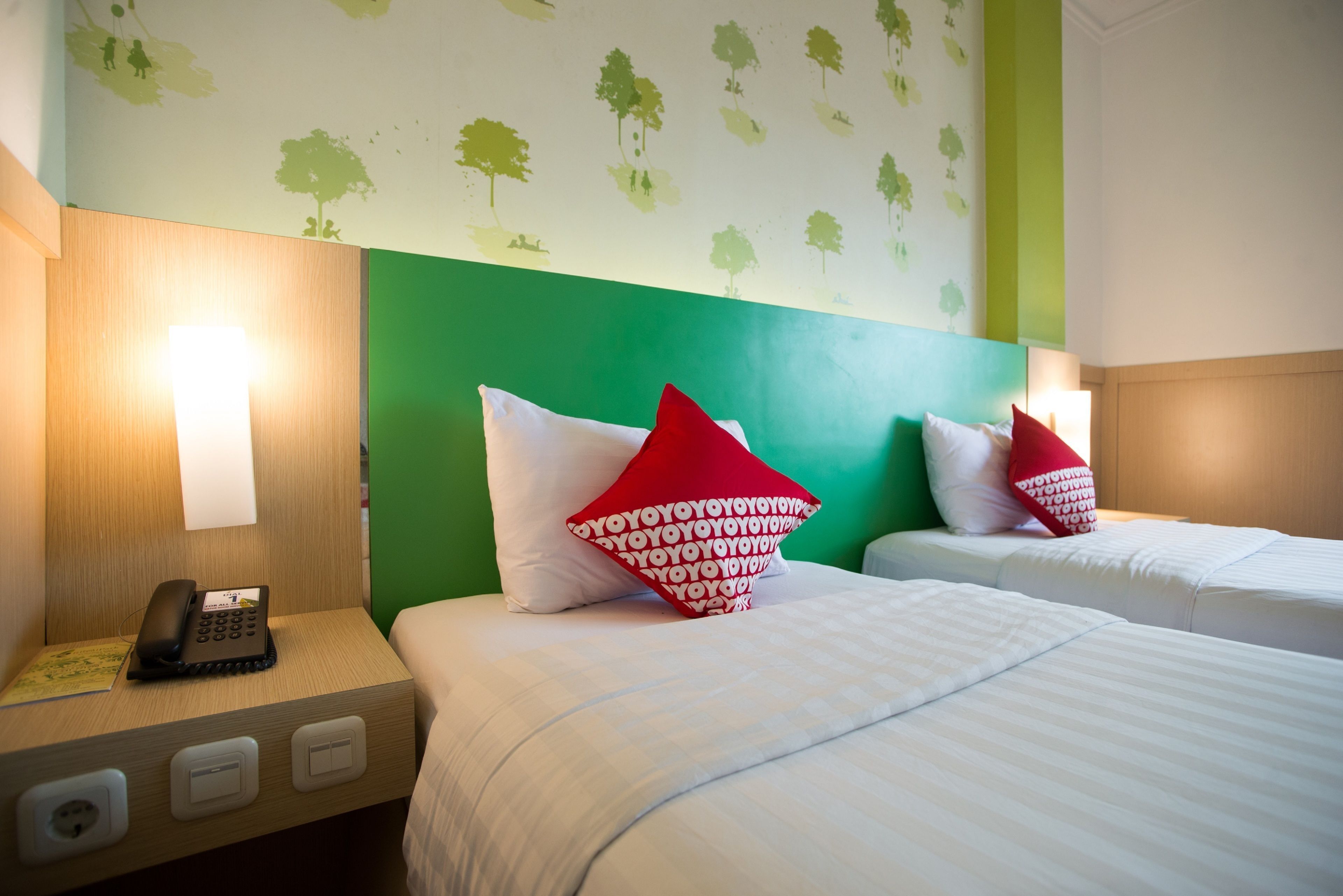 办公桌、笔记本电脑工作区、免费 WiFi、床单