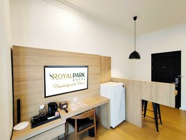 Family Suite | Desk, laptop workspace, free WiFi, bed sheets