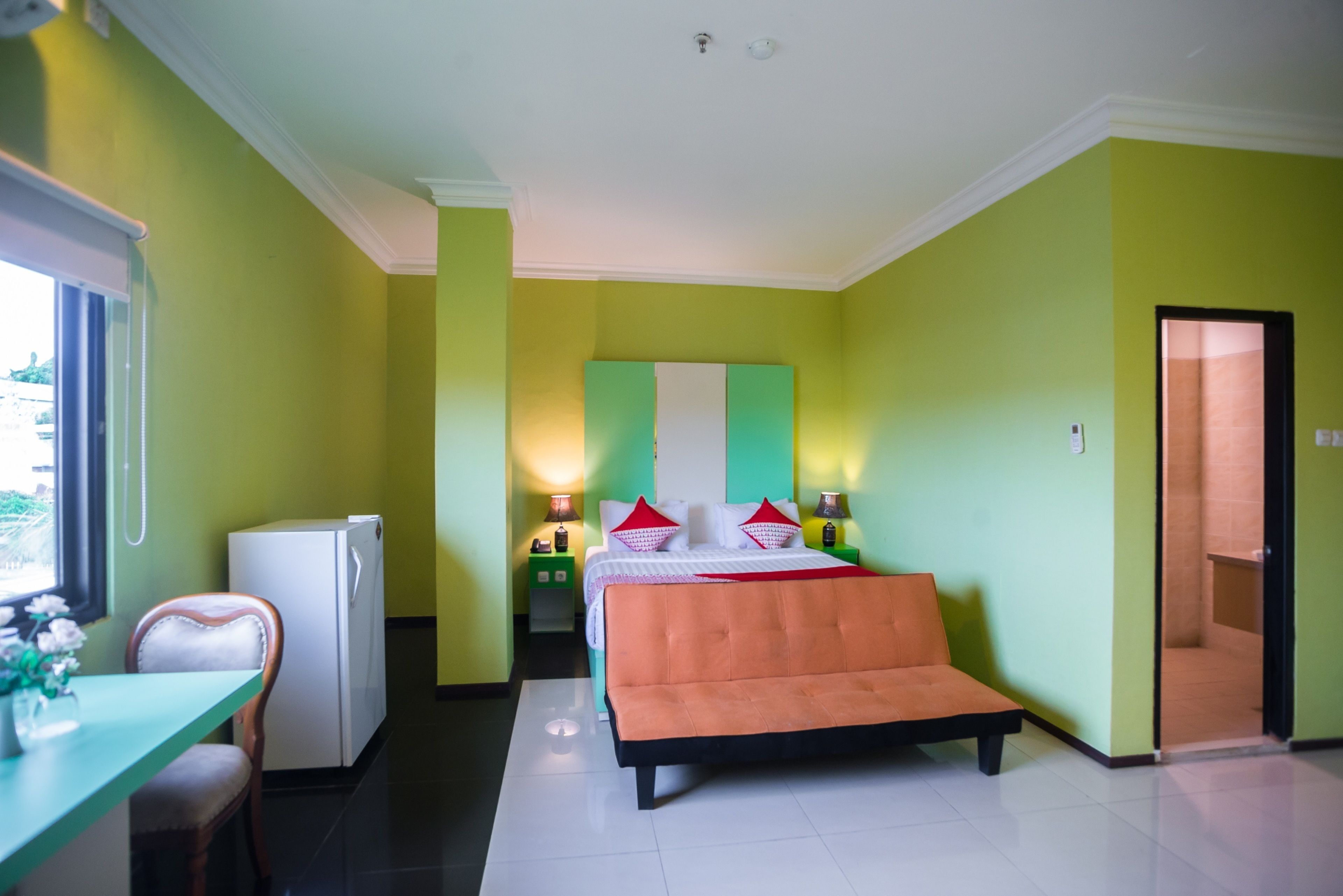 办公桌、笔记本电脑工作区、免费 WiFi、床单