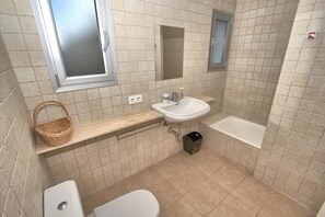 Combined shower/bathtub, towels