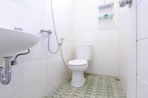 Standard Double Room | Bathroom | Towels - Fongki Place (Jakarta)