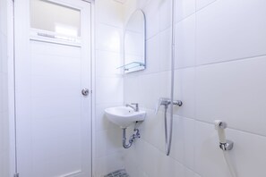 Chambre Standard double | Douche de la salle de bain
