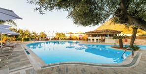 Outdoor pool, pool loungers - Resol Hotel (Mylopotamos)