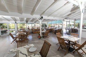 Breakfast, lunch and dinner served - Resol Hotel (Mylopotamos)