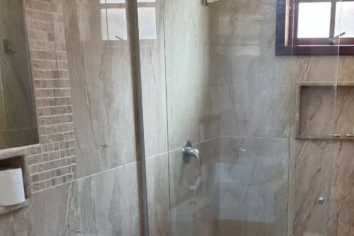 Ducha, artículos de higiene personal gratuitos y secador de pelo
