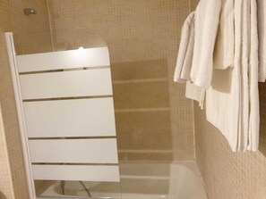 Bathtub, hair dryer, bidet, towels