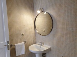 Bañera, secador de pelo, bidé y toallas