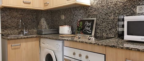 Refrigerador, microondas, horno, cafetera/tetera