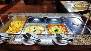 朝食 (ビュッフェ)、毎日提供 (無料)