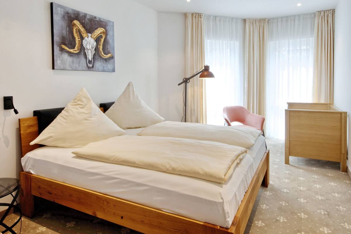 1 bedroom, hypo-allergenic bedding, minibar, in-room safe