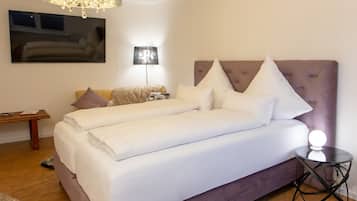Ein modernes Schlafzimmer mit einem großen Bett, einer Nachttischlampe und einer Kronleuchter.