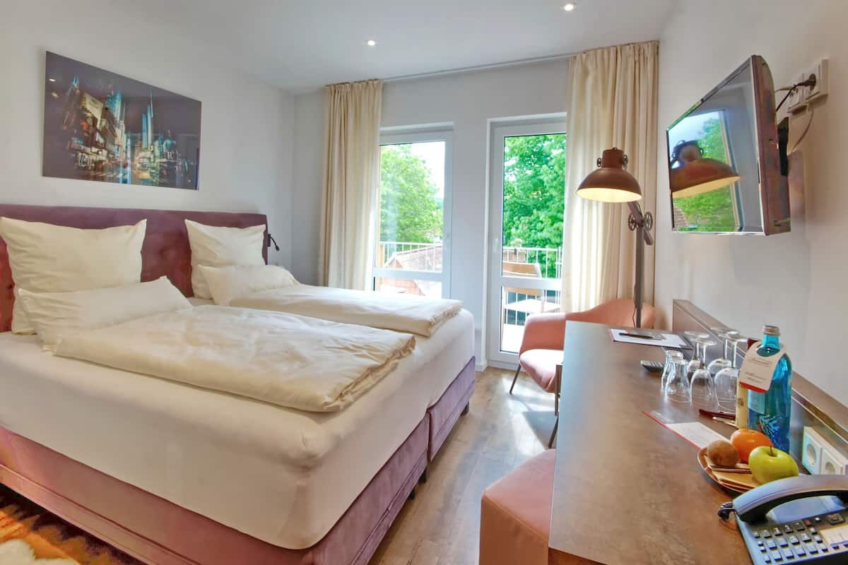 Hypo-allergenic bedding, minibar, in-room safe, desk