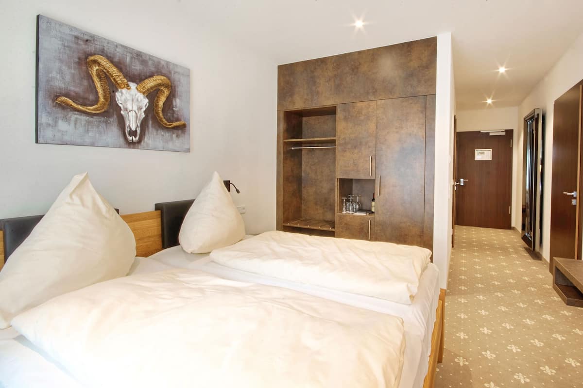 1 bedroom, hypo-allergenic bedding, minibar, in-room safe