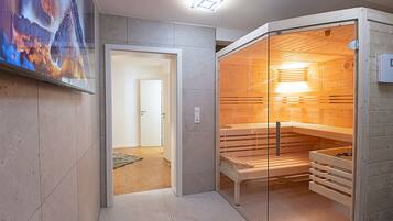 เครื่องนอนป้องกันสารก่อภูมิแพ้, มินิบาร์, ตู้นิรภัยในห้องพัก, โต๊ะทำงาน