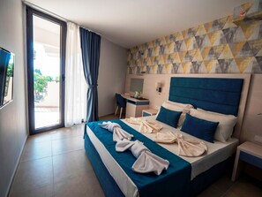 Tallelokero huoneessa, työpöytä, äänieristys, silitysrauta/-lauta