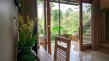 Deluxe Suite | Minibar, in-room safe, desk, iron/ironing board