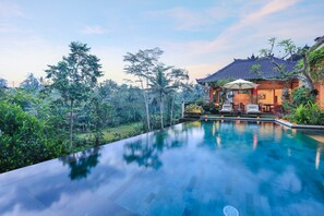 Kolam renang outdoor