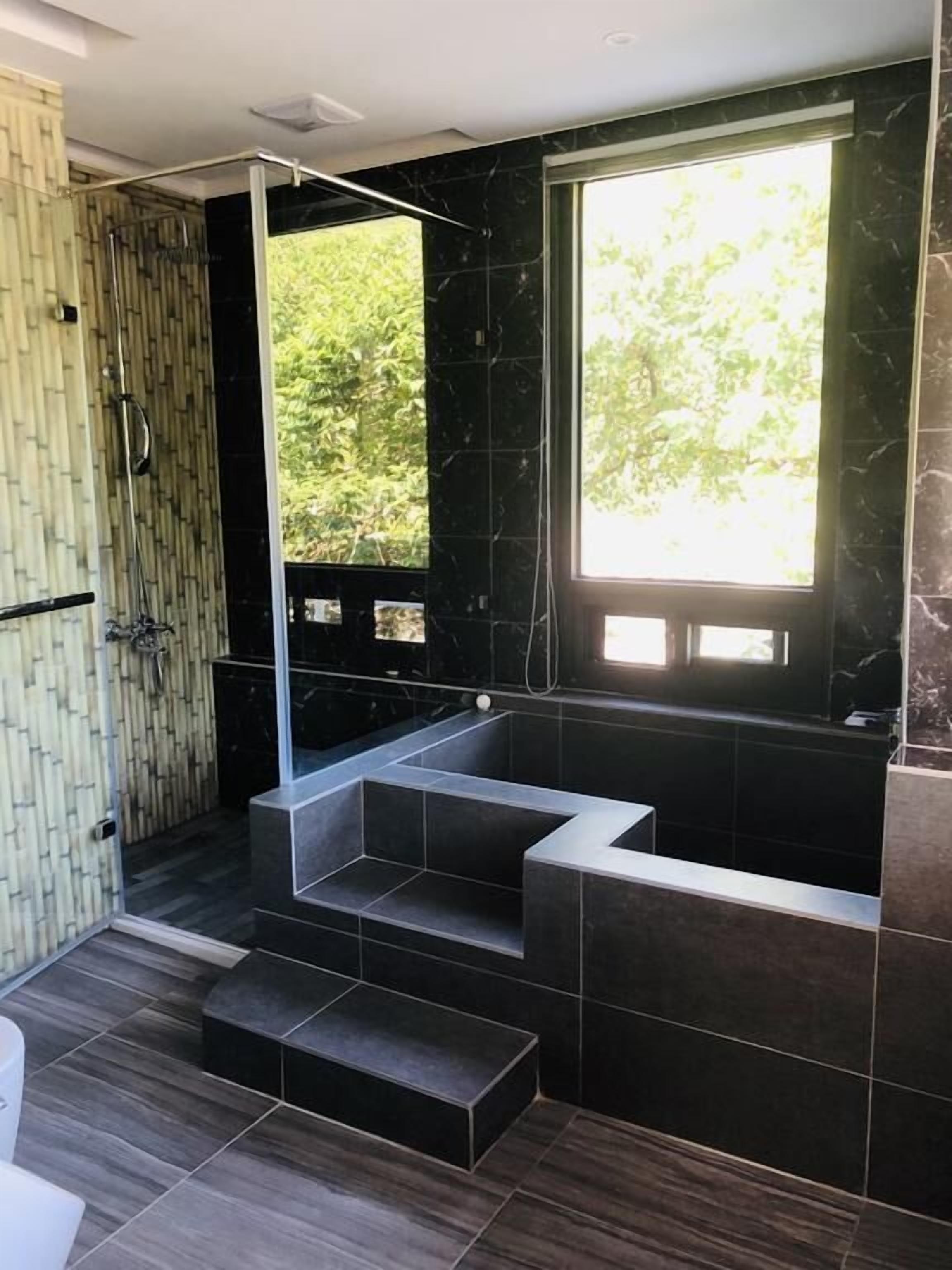 Deluxe Quadruple Room | Bathroom | Hair dryer, slippers, towels, soap