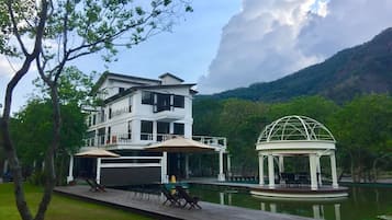 Deluxe fyrbäddsrum | Duntäcken, mörkläggningsgardiner, ljudisolering och sängkläder