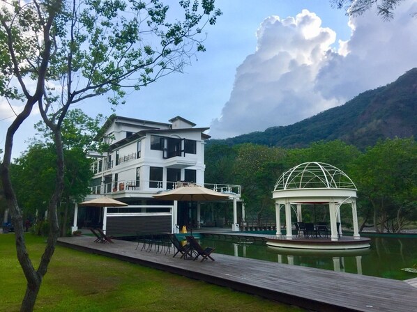 VVIP四人家庭包層 | 羽绒被、遮光窗帘、隔音、床单