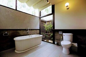 Family House, 2 Bedrooms | Bathroom | Hair dryer, slippers, towels, soap - Statt de Vallee - Campsite (Kaohsiung)