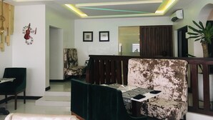 يتم تقديم الإفطار والغداء والعشاء 