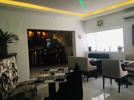 Frukost, lunch och middag serveras