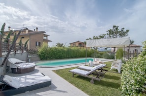 Piscina all'aperto, una piscina riscaldata