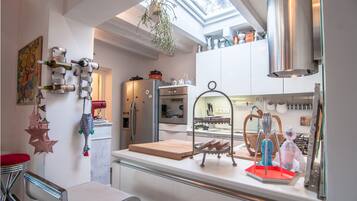 Kylskåp, mikrovågsugn, ugn och spishäll