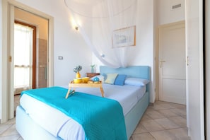 2 chambres, bureau, fer et planche à repasser, lit de bébé portatif