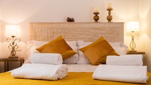 Ein Hotelzimmer mit einem Bett, zwei Nachttischlampen und einem Kopfteil.