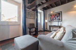 TV - GuestHost - Pretty, quiet and tastefully renovated apartment located on the second floor of an elegant period building equipped with a lift. Perfect for 4 people in 55 m2 of space with a double bed and a sofa bed in the living room.It will allow you to v (Roma)